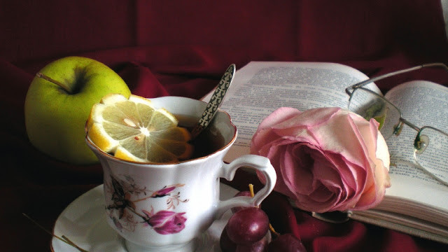 table_cup_book_tea_flowers_apples_88443_2048x1152.jpg.0d11a0c663b8d39d6c4601ea470b240d.jpg