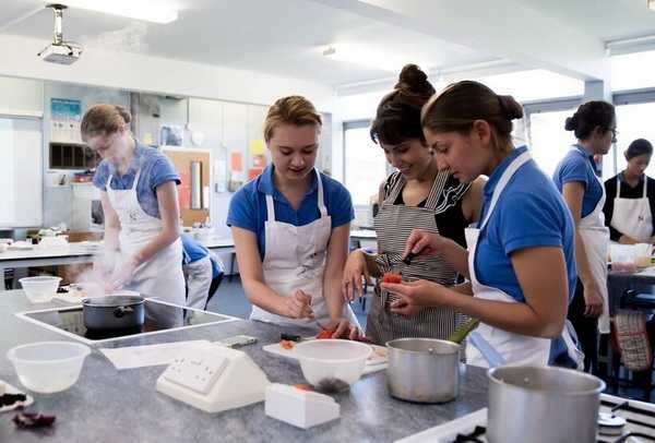 Norland-College-Nanny-Students-Cooking-Class-FB-Pic.jpg.32730fe64fe2c1dcd9d8aaf988e6523a.jpg